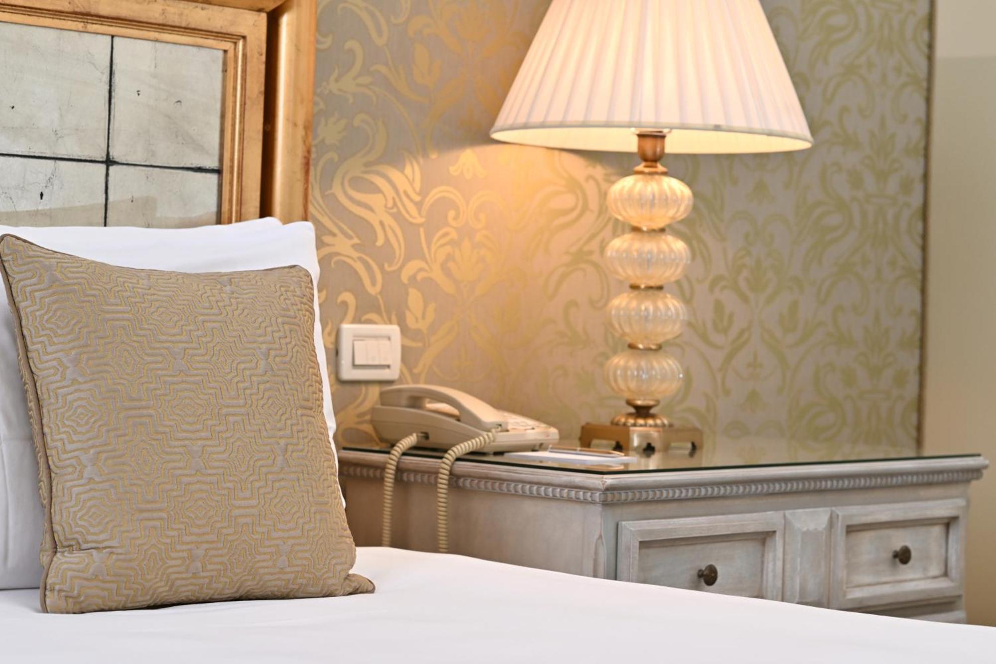 Deluxe Room,1697812932:JPEG